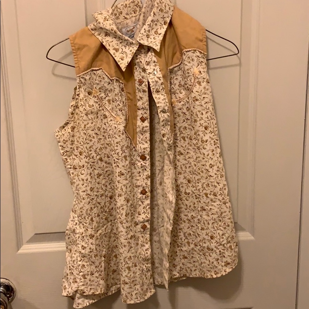 Sleeveless flowery top